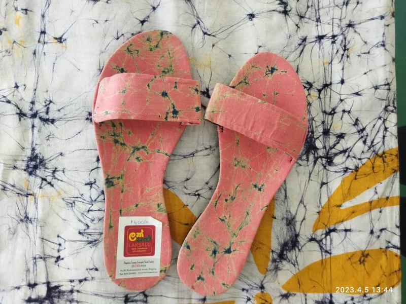 Ladies batik footwear
